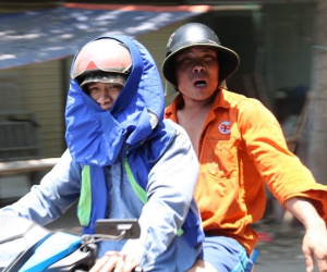 Người dân gồng mình giữa ‘chảo lửa’ bỏng rát 42 độ C