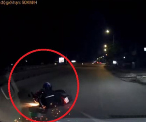 Clip: Ô tô tông xe máy trượt tóe lửa, tài xế chạy xe như tự sát gặp may mắn