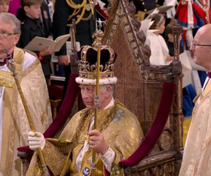 Vua Charles III đội vương miện, chính thức đăng quang