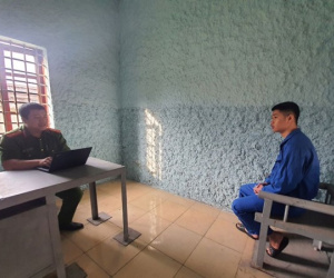 Đôi giày trong nhà tắm tố cáo kẻ sát hại vợ chồng giáo viên