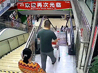 Người đàn ông suýt gây họa trong siêu thị khi đi thang cuốn