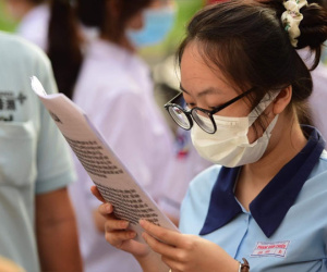 Hà Nội căng thẳng nguyện vọng thi lớp 10, TP.HCM giải quyết bài toán khó ra sao?