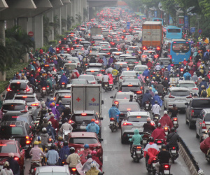 Mưa giông trắng trời, đường phố Hà Nội ùn tắc kéo dài