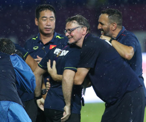 Lấy vé bán kết SEA Games, HLV Philippe Troussier ăn mừng cực sung