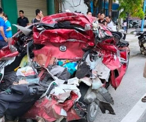 Dừng đèn đỏ, xe con bị đâm biến dạng