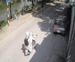 Mở cửa ô tô bất cẩn khiến người chạy xe máy bị xe khác cán chết, ai phải chịu trách nhiệm?
