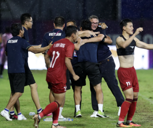 HLV Troussier lại thưởng 'quà cũ' cho U22 Việt Nam sau khi sớm giành vé vào bán kết SEA Games 32