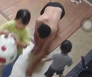 Vợ vô tình làm rơi tiền, chồng vui ra mặt tranh thủ lén nhét tiền vào túi khiến đấng mày râu đồng cảm
