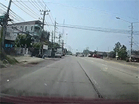 Xe tải mất lái 'vò nát' hai xe con đang chờ đèn đỏ