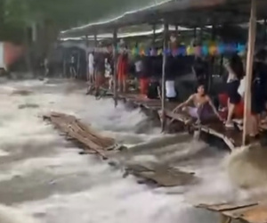 Đang tắm thác, du khách hoảng hốt khi gặp lũ quét