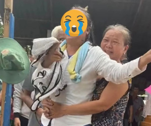 Người mẹ gào khóc, tay cầm chiếc váy mới mua chưa kịp mặc của cô con gái vừa mất trước đám hỏi 1 ngày