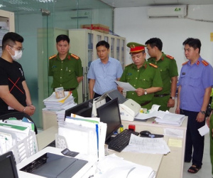 Nhân viên ngân hàng cho vay nặng lãi, thuê giang hồ 'khủng bố' con nợ