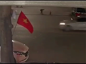 Người phụ nữ hớt hải đuổi theo em nhỏ chạy qua đường nhưng không kịp, cảnh tượng tiếp theo khiến ai cũng phải 'đứng tim'