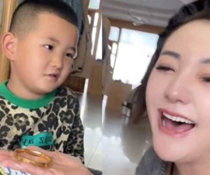 Cậu bé mầm non mang vòng vàng của mẹ đi tặng bạn gái
