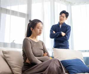 Lương tháng 150 triệu chồng nộp đều nhưng vừa ngỏ ý muốn đổi điện thoại mới vợ đã giãy nảy lên: 'Đã mua được biệt thự, xe sang chưa mà đua đòi!'