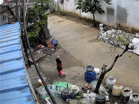 Bé gái thoát chết trong gang tấc khi mái nhà bị sập sau mưa lớn
