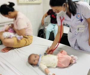 Sức khỏe của 4 trẻ sau sự cố tiêm vaccine hết hạn sử dụng