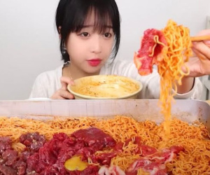 Cô gái kiếm tiền tỷ trong 15 phút nhờ khả năng 'ăn thùng uống vại'