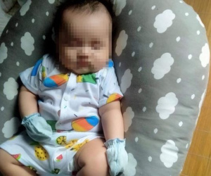 Xót xa bé trai bụ bẫm bị bỏ rơi giữa cầu trong đêm tối