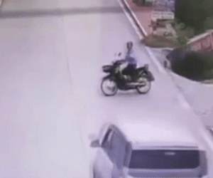 Clip: Bị xe tải tông trúng, người đàn ông có hành động khó hiểu