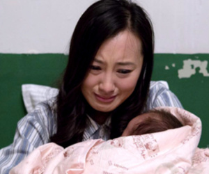 Vừa sinh xong mẹ chồng liền đưa ra yêu cầu quá đáng, xuất viện về nhà nhìn người đến tìm tôi chết lặng