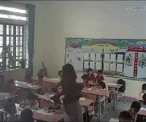 Cô giáo tát vào mặt, dùng thước cứng gõ liên tiếp vào đầu HS lớp 1 và chửi bới: 'Mày bị mù à, đơ à!!!'