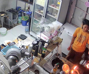 Thấy chiếc chảo bất ngờ bắt lửa dễ gây hỏa hoạn, người phụ nữ liền có hành động khiến nhiều người thán phục