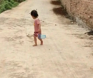 Đứng ở cổng đón con gái bé bỏng đi chơi về, người mẹ suýt ngất xỉu khi thấy thứ con cầm trên tay