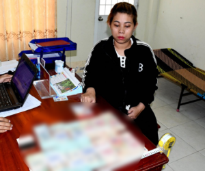 Người phụ nữ đi ô tô làm chuyện đáng xấu hổ tại tiệm vàng