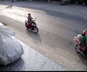 Clip: 'Dán mắt' vào điện thoại, nữ tài xế rước họa vào thân