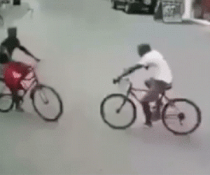 Clip: Tông nhau giữa ngã tư, 2 người đàn ông có hành động bất ngờ