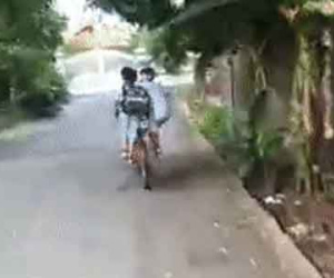 Xin về nhờ nhưng xe đạp chỉ có 1 yên, 2 cậu bé có cách xử lý khiến phụ huynh 'thót tim' lo lắng