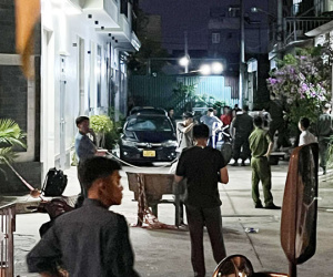Tiếng nổ phát ra từ ô tô bốc khói nghi ngút, người phụ nữ bỏng nặng