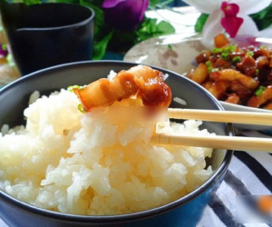 Lần đầu tiên ra mắt nhà bạn trai, cô gái nghe lời 'ăn tự nhiên như ở nhà' thì bị mẹ chồng tương lai mắng sấp mặt: 'Vô duyên thế này mà mày cũng yêu được!'