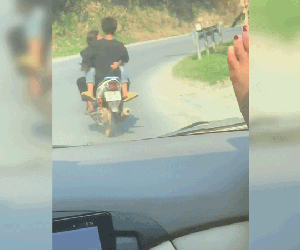Đôi trẻ bị chỉ trích vì tư thế phản cảm trên xe máy, người quay clip còn bị chê thậm tệ hơn vì điều này