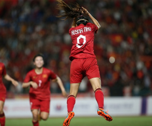 'Xé lưới' Myanmar, Huỳnh Như ăn mừng theo phong cách Ronaldo