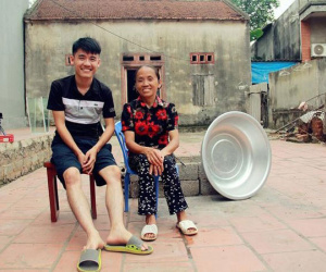 Con trai Bà Tân Vlog tiếp tục bị khách hàng tố bán mật ong 'rởm': Màu sắc khá lạ, sủi bọt bất thường