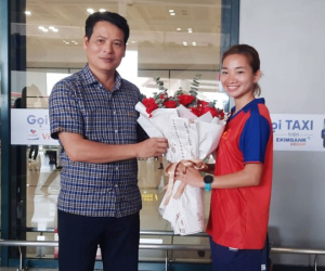 Nguyễn Thị Oanh rạng rỡ trở về Hà Nội sau SEA Games 32