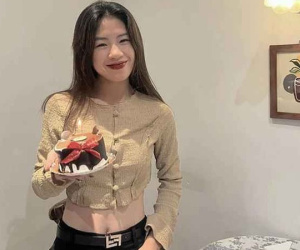 Gái xinh đội tuyển bóng đá nữ Việt Nam khoe eo thon miễn chê