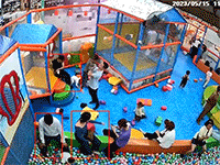 Người đàn ông nhấc bổng bé trai rồi quăng mạnh xuống đất sau khi con gái bị xô ngã