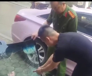 Phá kính xe ô tô trộm cắp tài sản để trả nợ tiền đánh bạc
