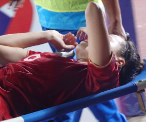 Trung vệ tuyển nữ Việt Nam chịu đau trở lại cùng chia vui chức vô địch SEA Games