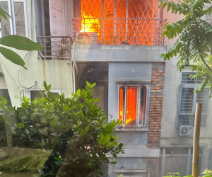 Cháy nhà 4 tầng ở Hà Nội, người đàn ông đưa vợ và 2 con trèo ban công thoát thân