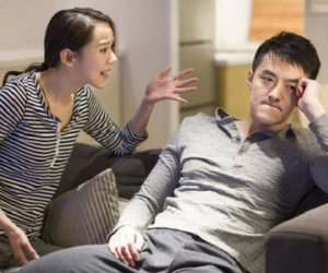 Chồng chăm chỉ đưa đón con đi học, vợ choáng váng khi biết chuyện anh ta làm trong lúc đợi con