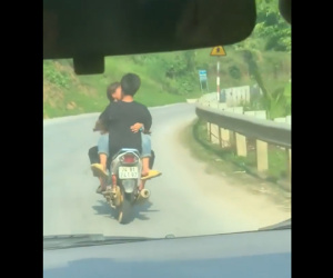 'Choáng' với tư thế cặp đôi ngồi xe tay ga khi đổ đèo
