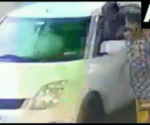 Clip: Người đàn ông nhoài người khỏi ô tô giật dây chuyền và cái kết