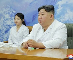 Ông Kim Jong Un cùng con gái thị sát căn cứ vệ tinh do thám