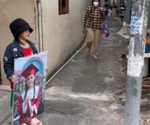 'Tân trạng nguyên' vừa tốt nghiệp lớp lá về làng và màn chúc mừng cực đáng yêu của cô chú hàng xóm