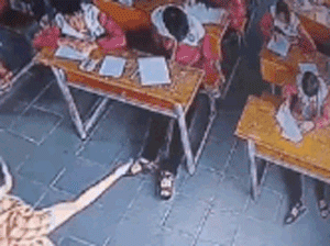 Tát học sinh trong giờ kiểm tra nhưng cô giáo không thừa nhận?
