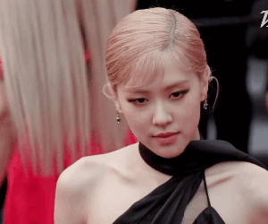 Rosé xuất hiện cực lạ tại LHP Cannes, hung thần Getty Images cũng chịu thua khi zoom cận